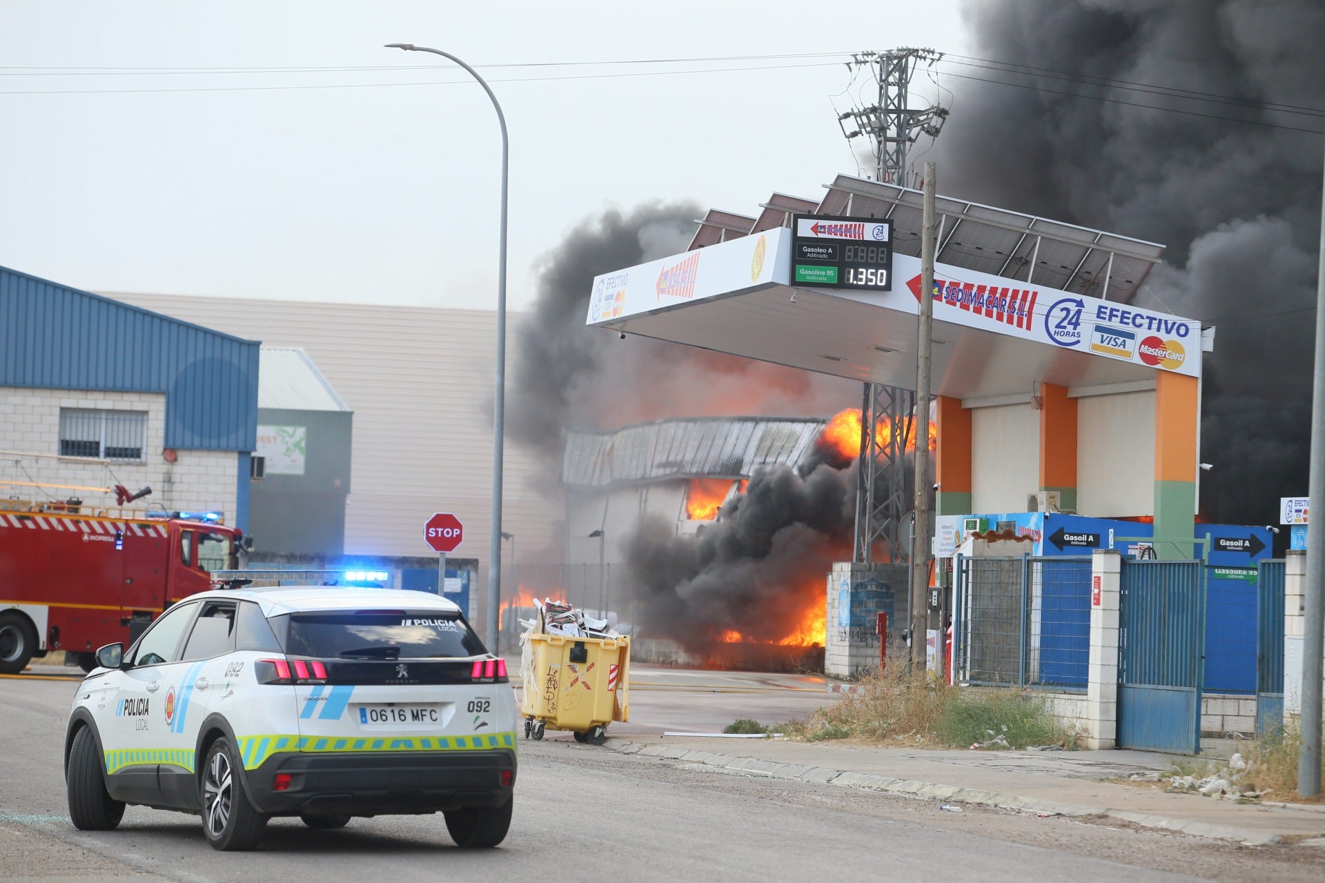 Fotos | Arden dos naves y varias furgonetas del polígono El Prado de Mérida