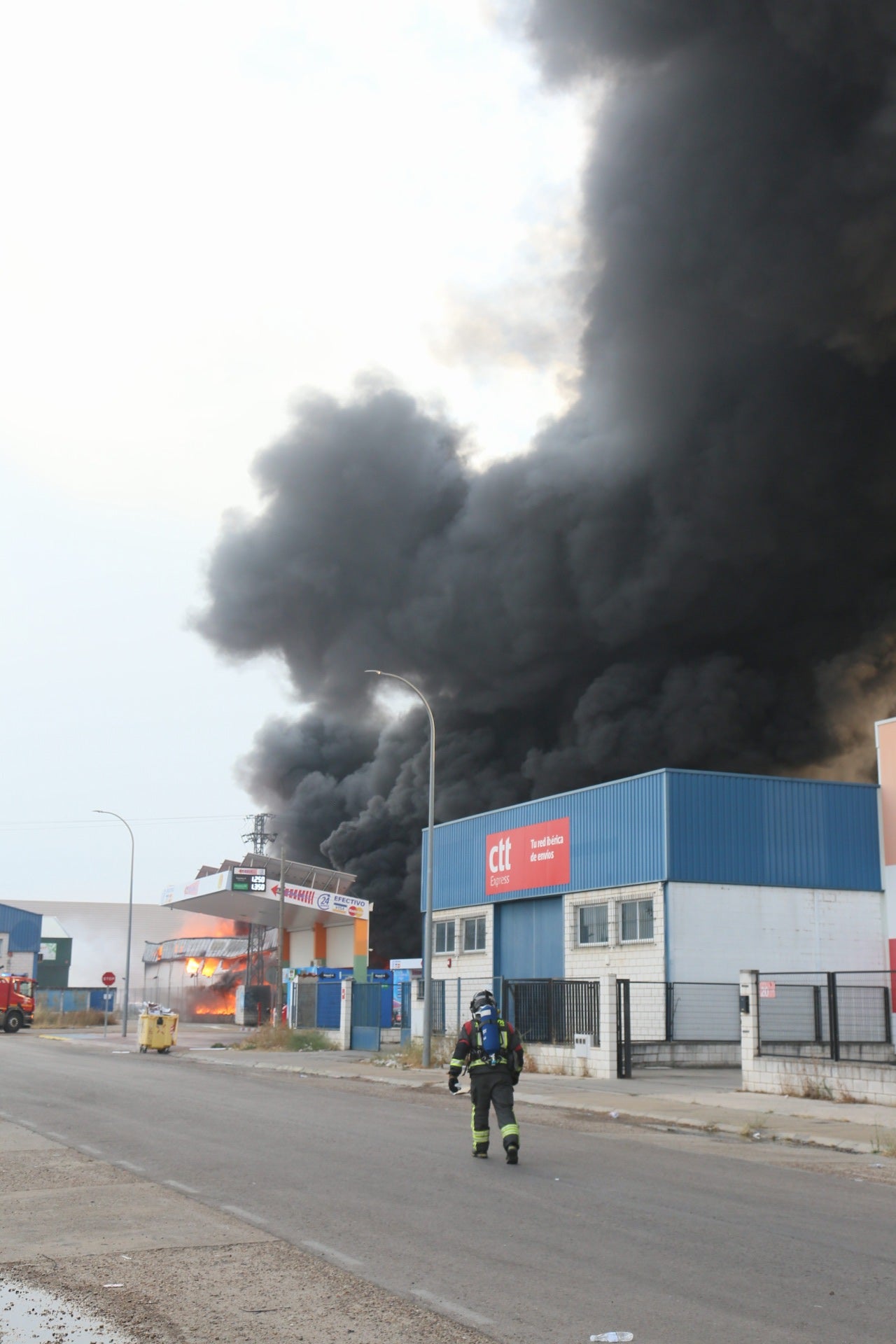 Fotos | Arden dos naves y varias furgonetas del polígono El Prado de Mérida