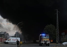 Fotos | Arden dos naves y varias furgonetas del polígono El Prado de Mérida