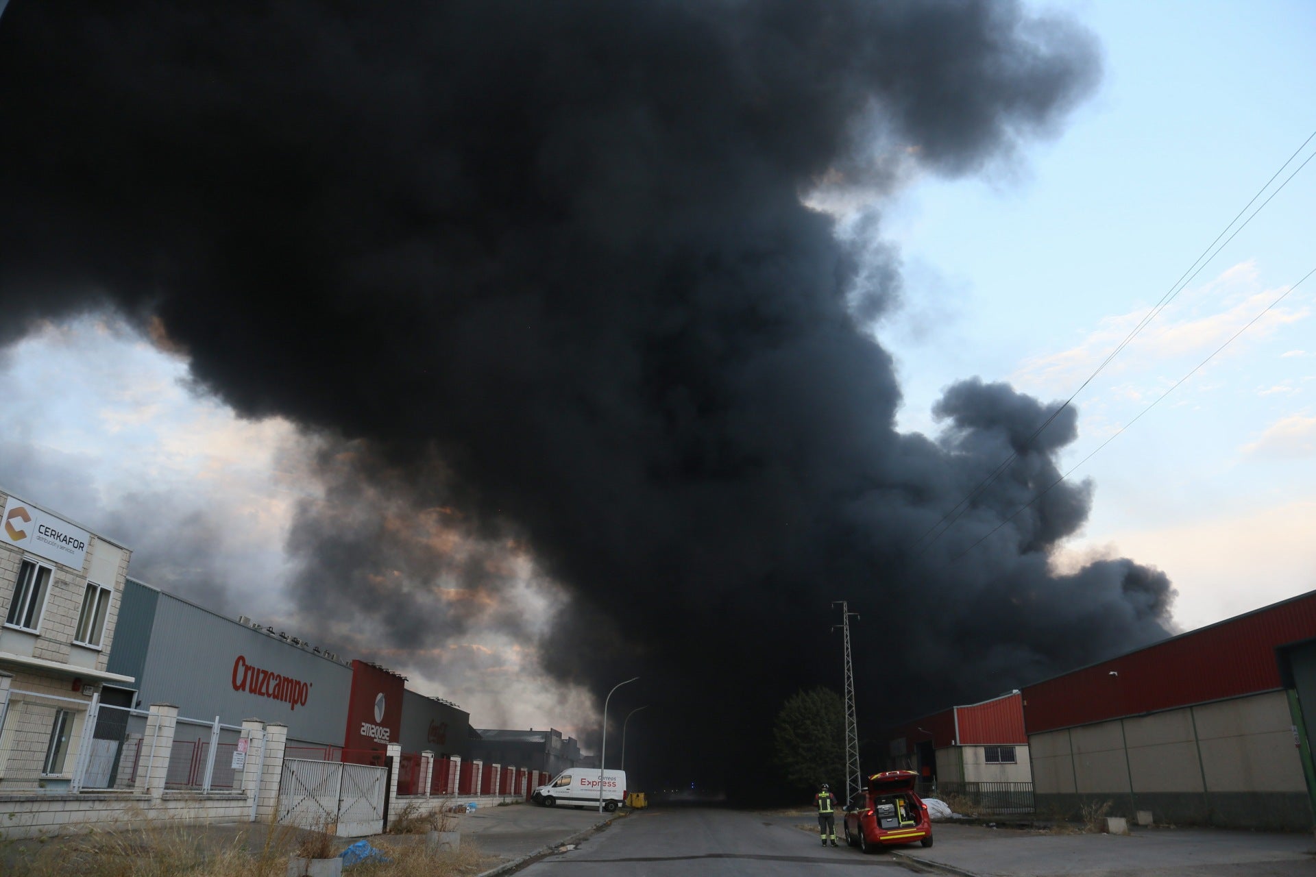 Fotos | Arden dos naves y varias furgonetas del polígono El Prado de Mérida