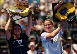 Paula Josemaría y Ariana Sánchez, con los trofeos de ganadoras del P2 de Vallaodlid.