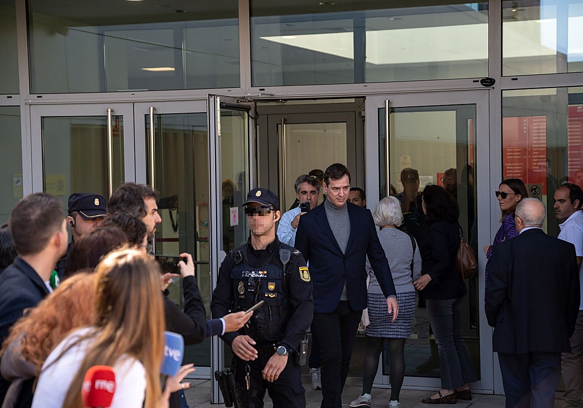 El hermano del presidente del Gobierno, David Sánchez, sale de los juzgados de Badajoz tras prestar declaración.