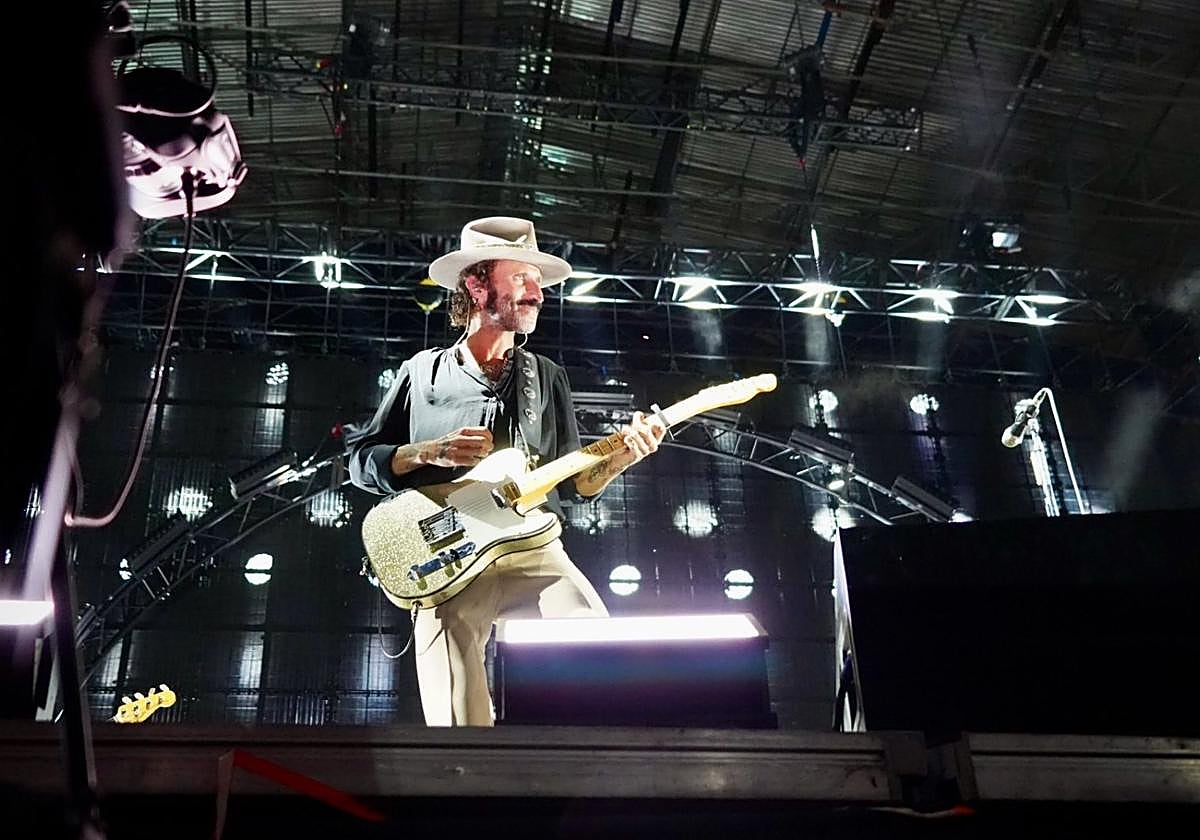 Leiva durante su concierto este sábado en la Feria de San Juan.