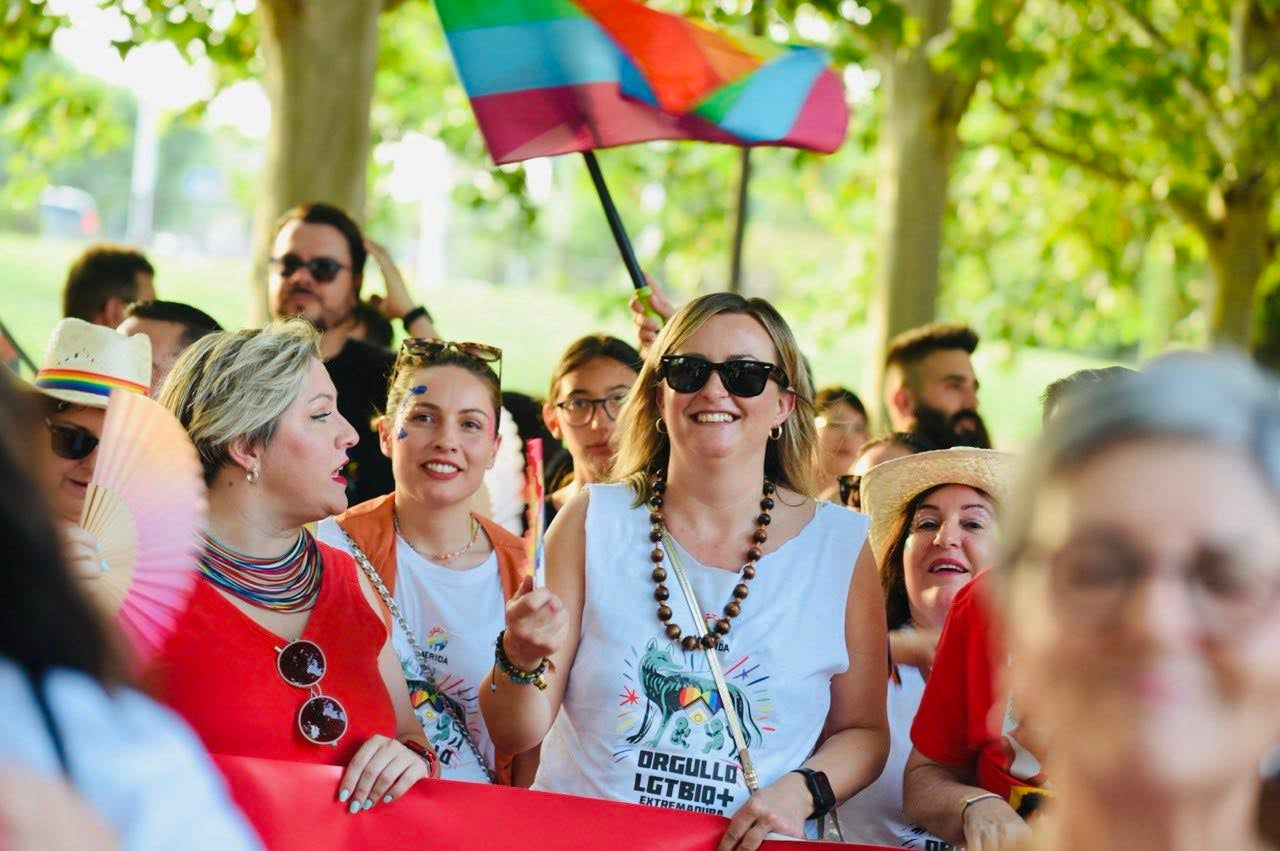 La presidenta de la Asamblea de Extremadura, Blanca Martín, también asistió a la concentración y manifestación por el Orgullo LGTBI+ en Mérida