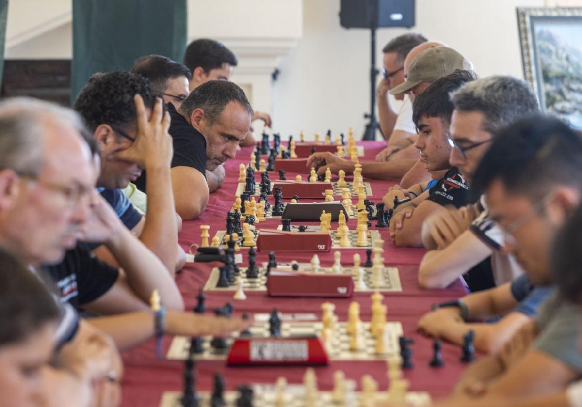 Un torneo de ajedrez con más de cien jugadores