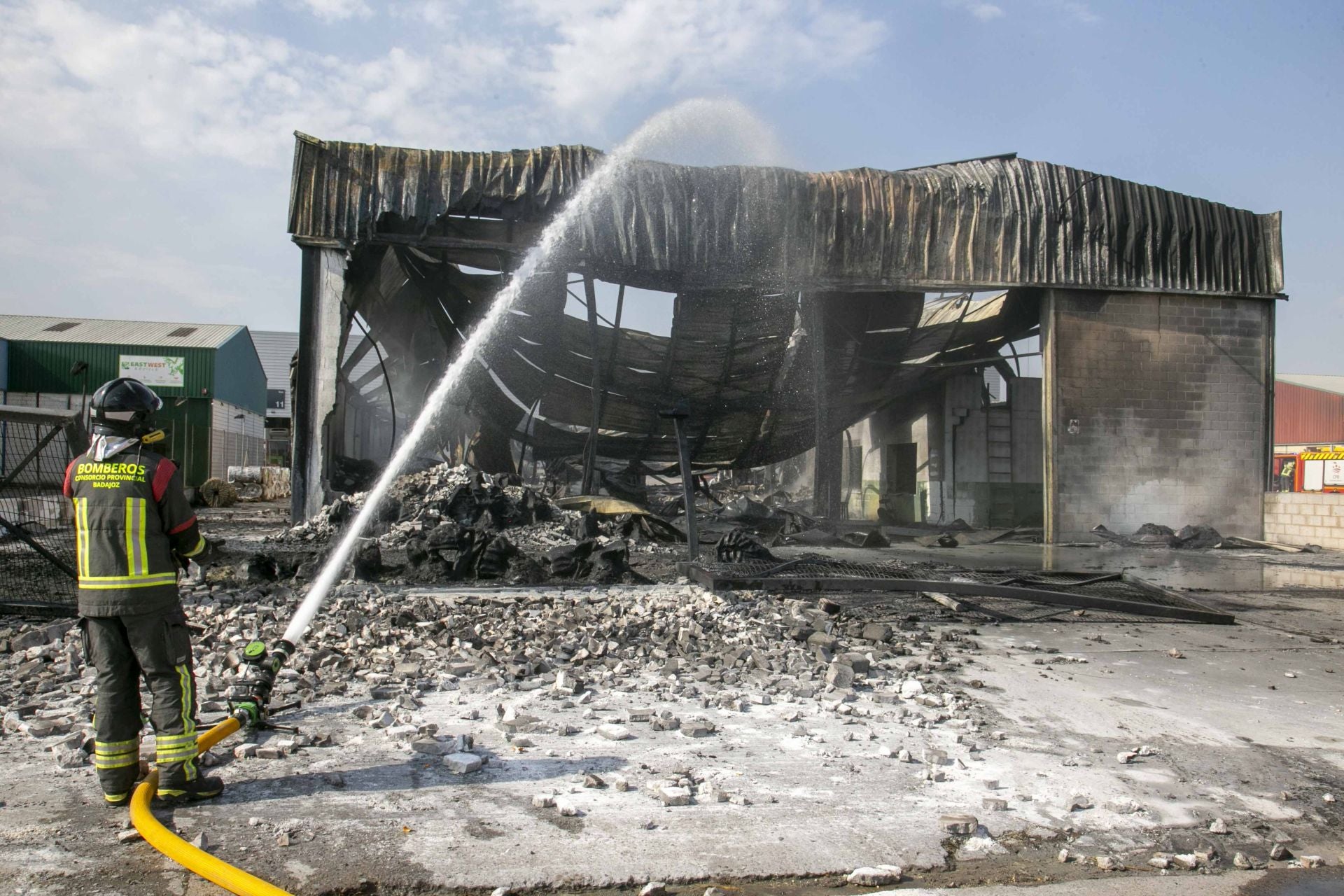 Fotos | Así están las naves calcinadas en el polígono de Mérida un día después del incendio