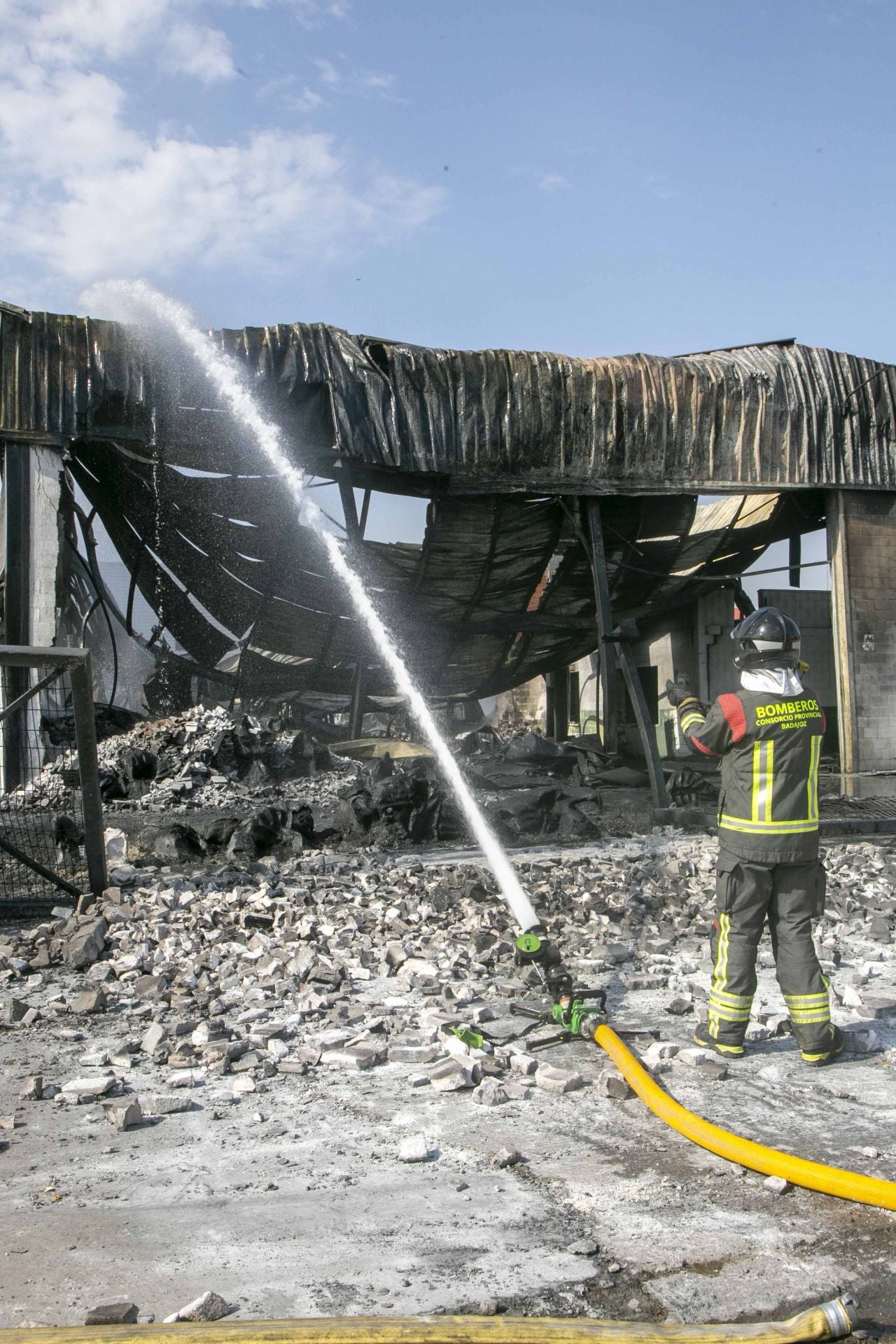 Fotos | Así están las naves calcinadas en el polígono de Mérida un día después del incendio