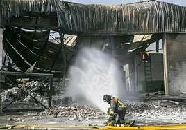 Fotos | Así están las naves calcinadas en el polígono de Mérida un día después del incendio