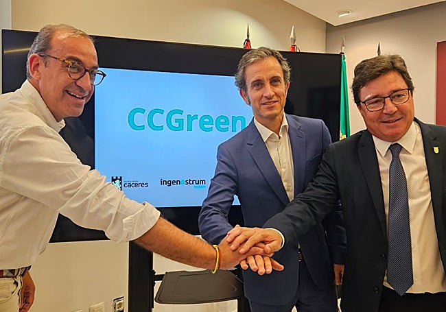 Rafael Mateos, Gabriel Nebreda y Guillermo Santamaría, este lunes tras la firma del memorando.