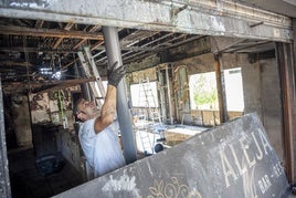 Los operarios trabajan en la reparación de las tuberías que se derritieron con las llamas.