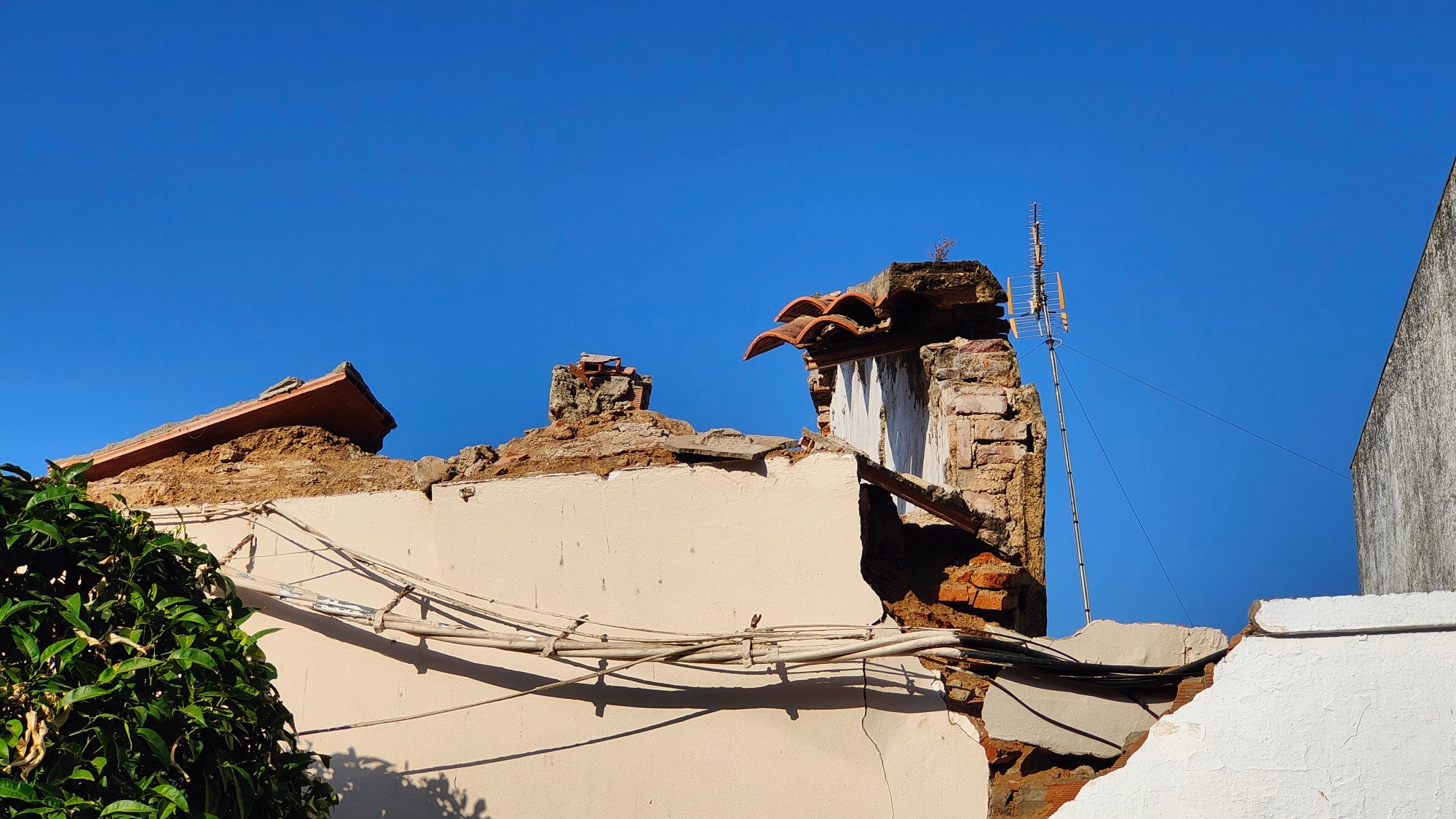 Fotos | Así está la Casa del Pueblo de Valverde de Leganés tras el derrumbe