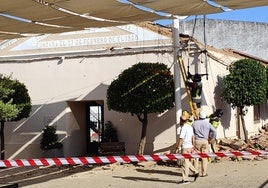 Derrumbe del tejado del salón de la Casa del Pueblo en Valverde de Leganés.