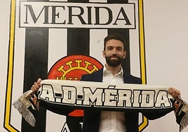 Fran Beltrán luce con bufanda y escudo en la sala de prensa del Romano.