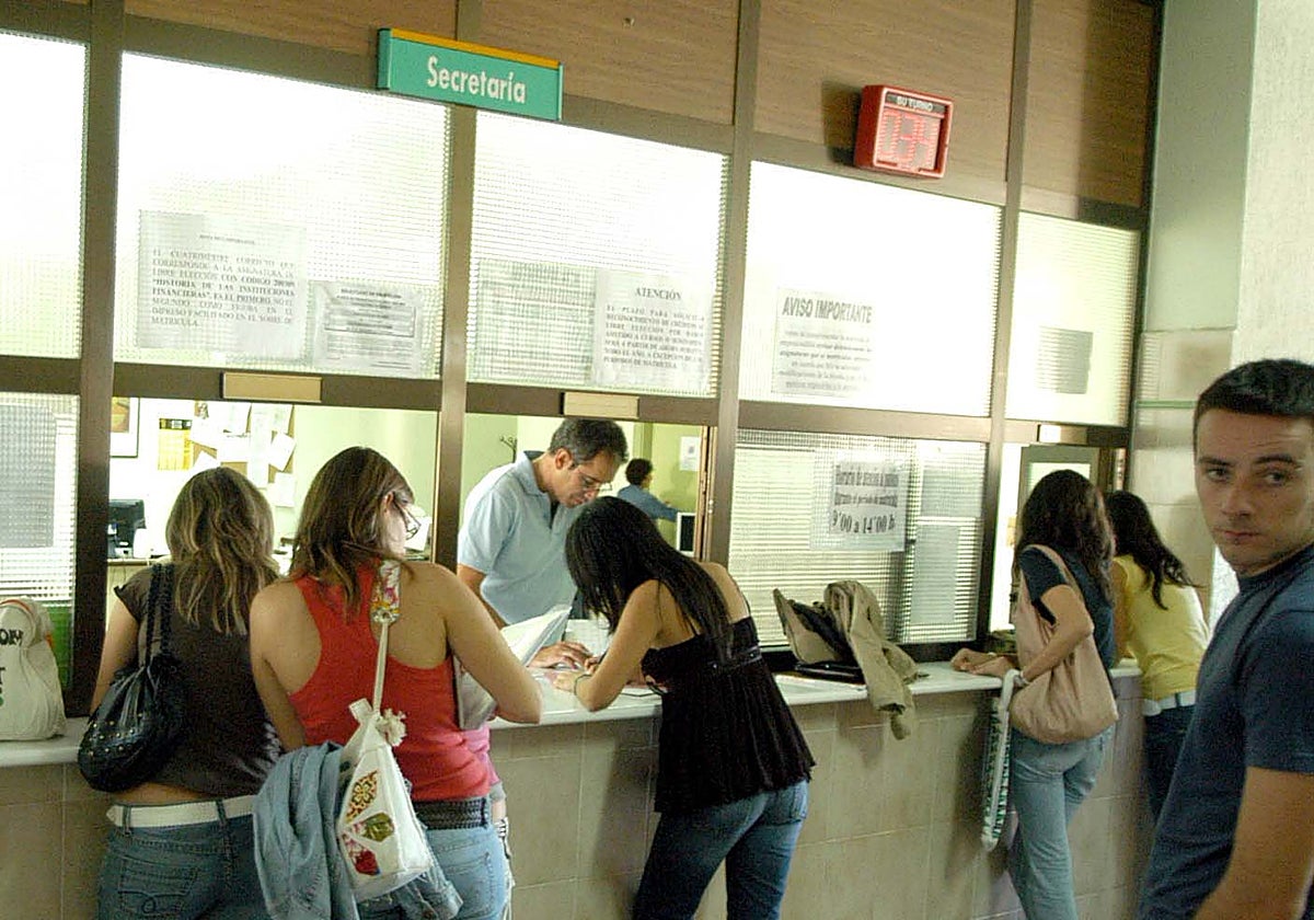 Alumnos realizan la matrícula en la UEx en una imagen de archivo.