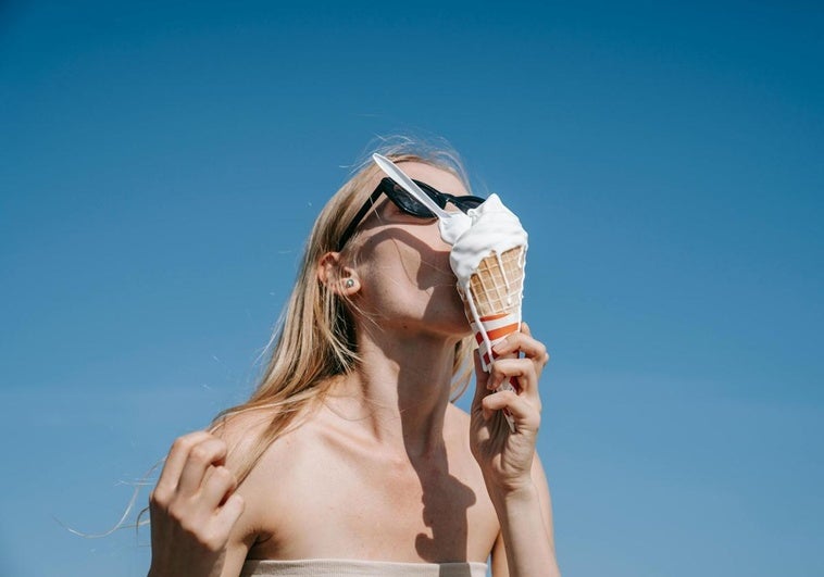 De catador de helados a probador de piscinas: así puedes optar a los empleos más curiosos del verano