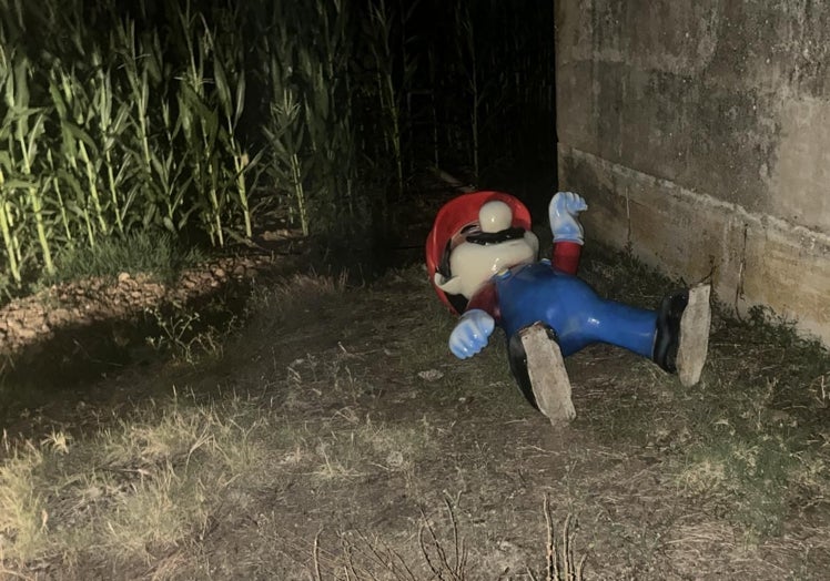La figura, oculta tras una casita en mitad de la dehesa.