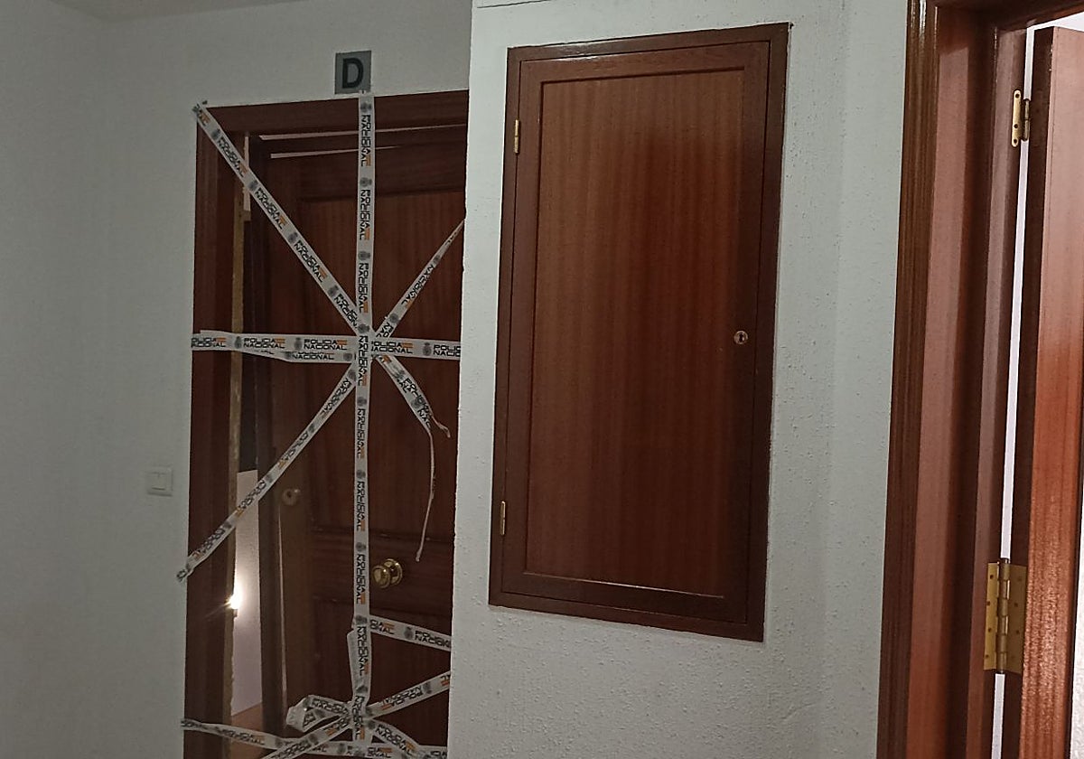 Uno de los pisos de Nuevo Cáceres donde se explotaba sexualmente a mujeres, precintado por la Policía Nacional.