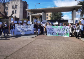 Protestas de los trabajadores a las puertas del centro en 2024.