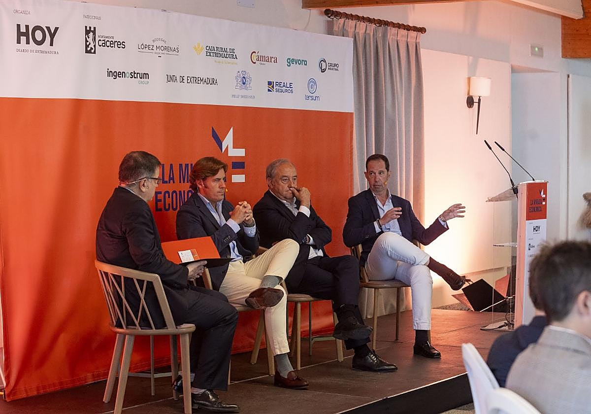Un momento de la mesa redonda en el hotel Los Arenales .
