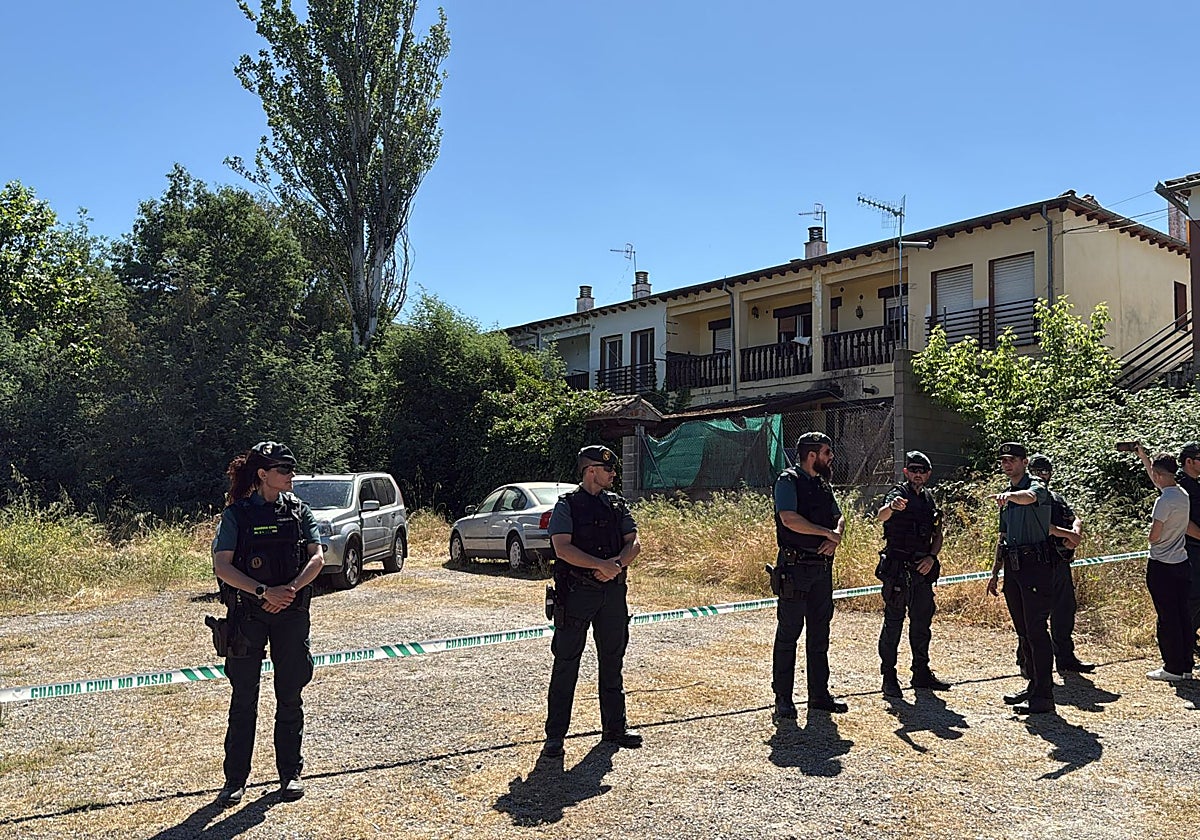 Guardias civiles custodian la vivienda donde tuvo lugar el crimen el pasado 27 de mayo.