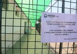 Cartel que avisa del cierre de la piscina del Diocles.