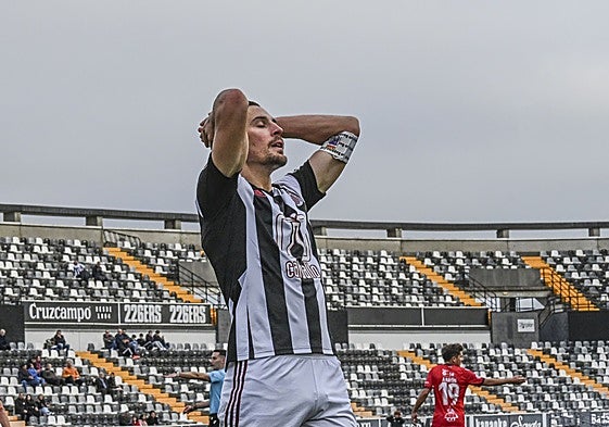 Álex Alegría se lamenta de una ocasión ante el Diocesano.