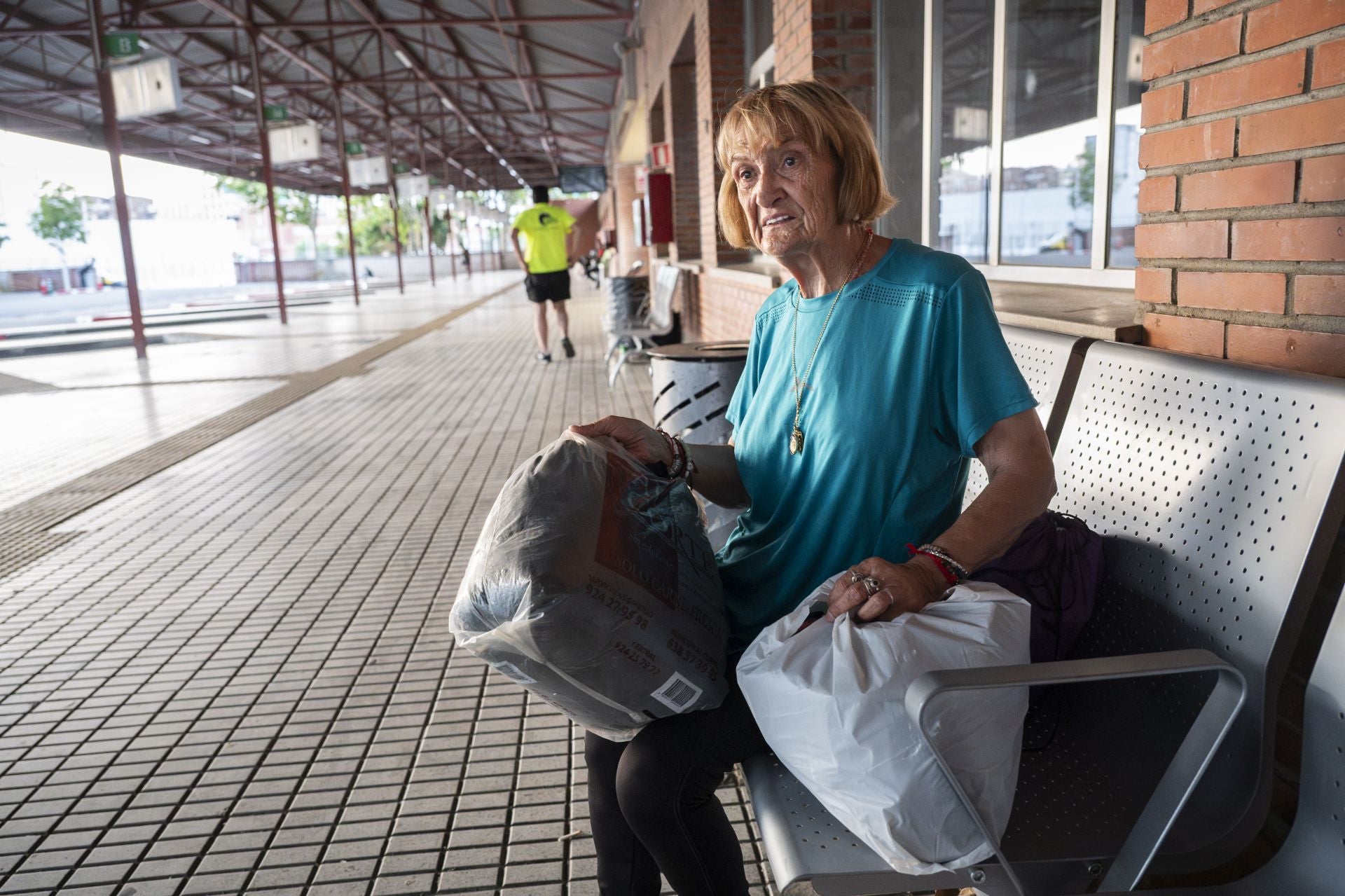 Imagen secundaria 1 - En la estación de autobuses de Badajoz viven una veintena de personas