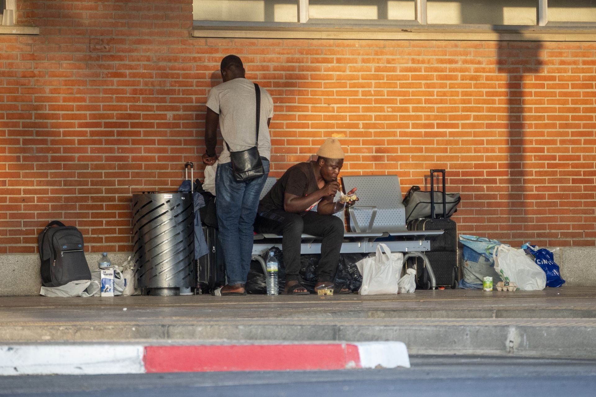 Imagen principal - En la estación de autobuses de Badajoz viven una veintena de personas