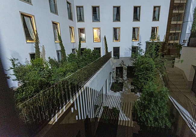 Otra perspectiva del jardín, que tiene diferentes niveles.