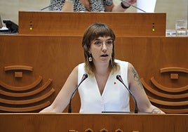 La diputada de Unidas por Extremadura, Nerea Fernández, en el pleno de la Asamblea.