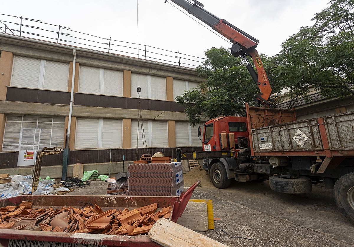 Trabajos de renovación de la cubierta del colegio Cervantes.
