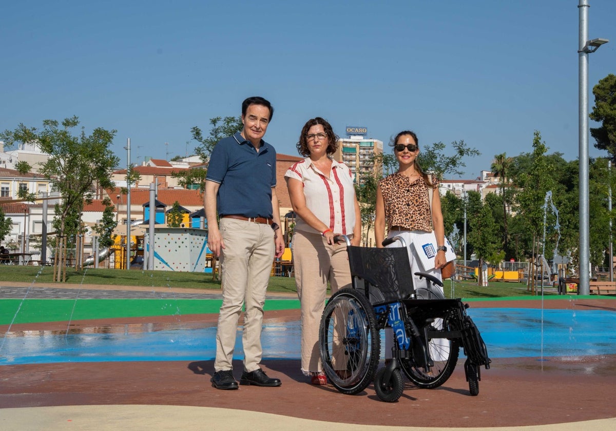 La delegada de Accesibilidad, Susana Fajardo (en el centro), con una de las sillas adaptadas en la Ciudad de la Infancia.