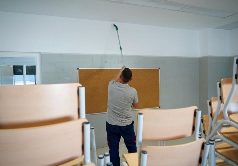 Empieza la operación limpieza de los 36 colegios de Badajoz