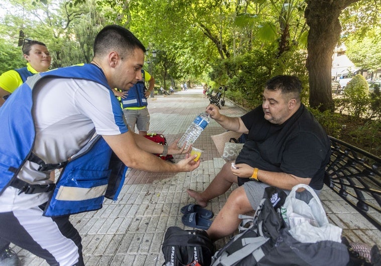 El protocolo ola de calor atiende cada día en las calles de Cáceres al menos a siete personas sin hogar
