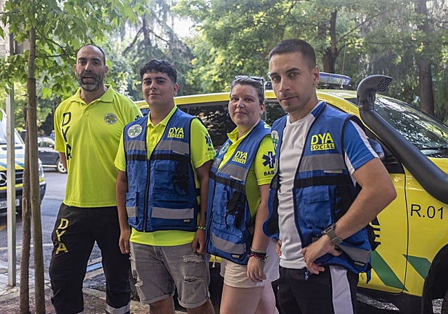 Hugo Alonso (izquierda), con el equipo de voluntarios formado por Adrián Bermejo, Irene Reinoso y Samuel Ronco.