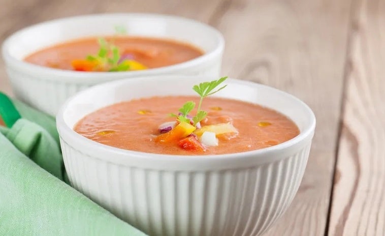 Gazpacho extremeño tradicional con productos de temporada