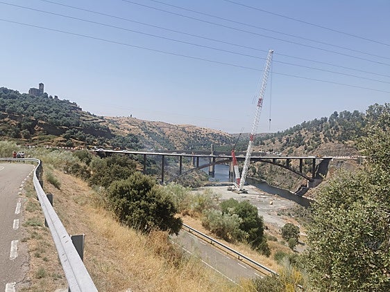 Incendio entre los dos puentes de Alcántara.