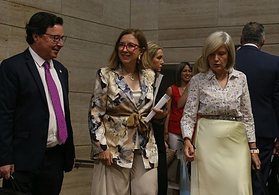 La consejera de Agricultura, Mercedes Morán (en el centro), a su llegada al pleno.