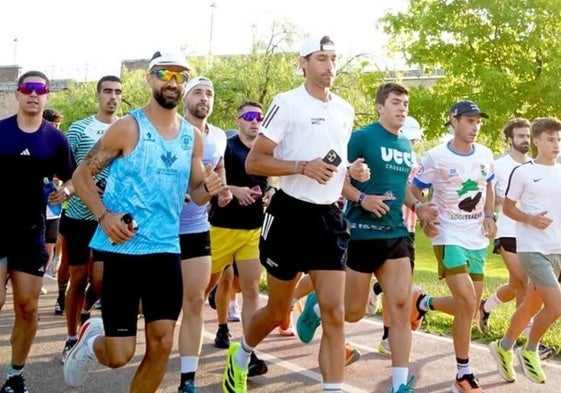 El atleta Sergio Turull corre en Badajoz con su proyecto '50-50-50'.