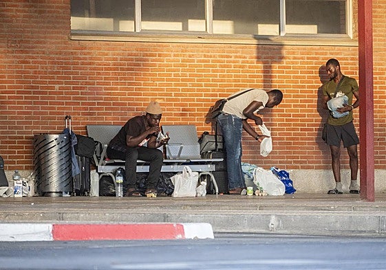 La estación a última hora de la tarde con todas las personas que duermen en ella.
