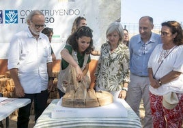 Celestino, Rodríguez, Bazaga (consejera de Cultura), De Francisco (Educación) y Paneque (CSIC), junto al altar de mármol griego.
