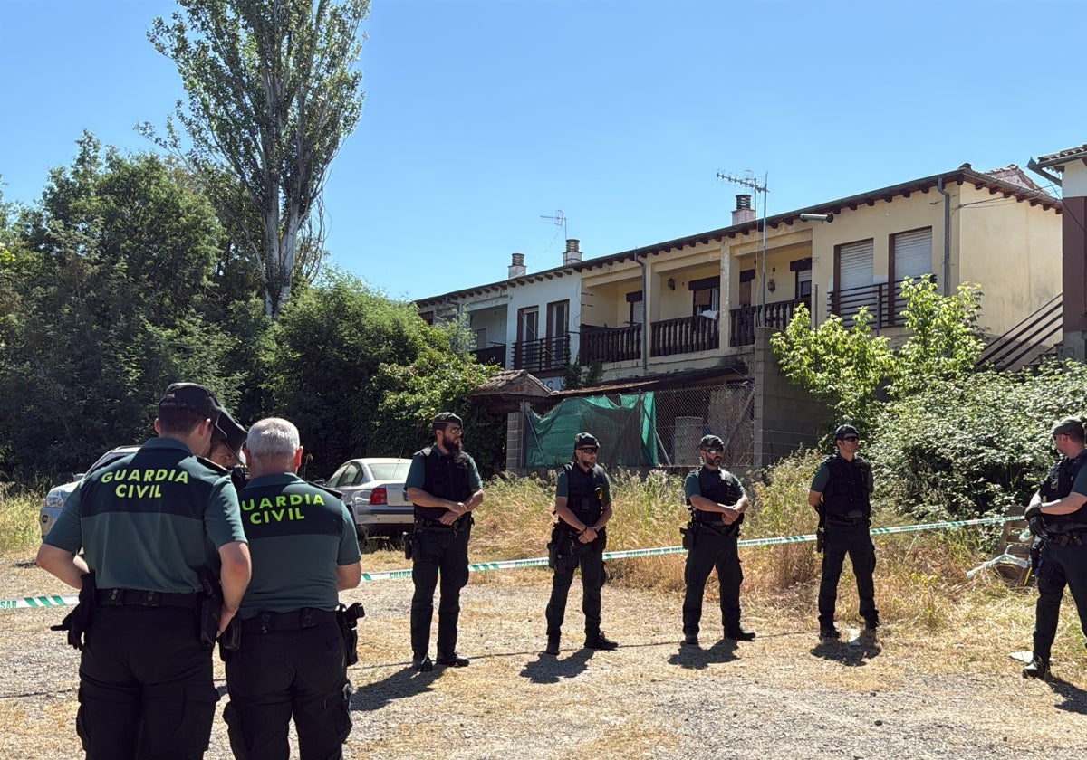 Guardias civiles custodian la vivienda en la que ocurrió el crimen.