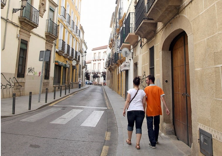 El Ayuntamiento se libra de pagar 100.000 euros a una mujer que se rompió la tibia y el peroné en Cáceres