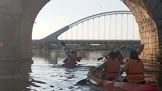 Una empresa ofrece en Mérida rutas turísticas en piragua por el Guadiana