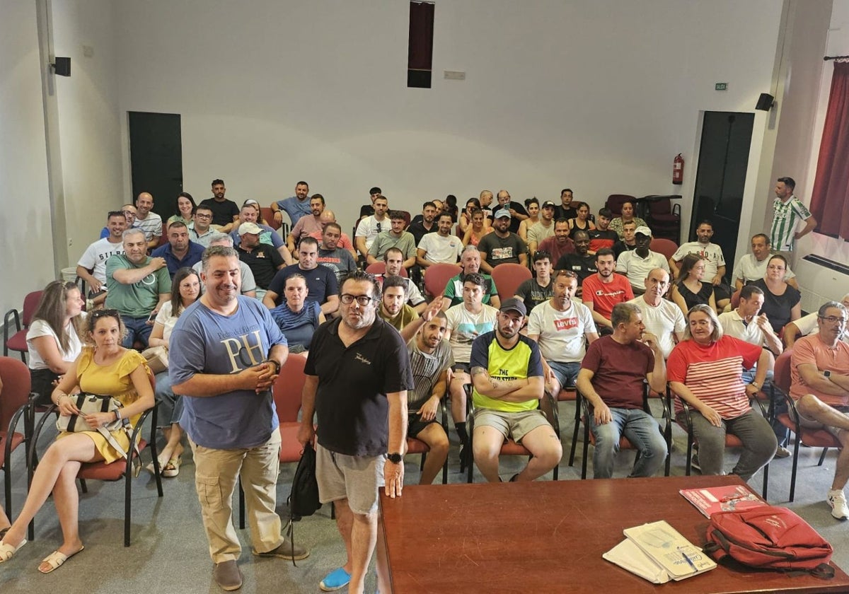 Asamblea de trabajadores esta mañana en la Casa de Cultura de Salvatierra para hablar del ERTE en Pollos Cano.