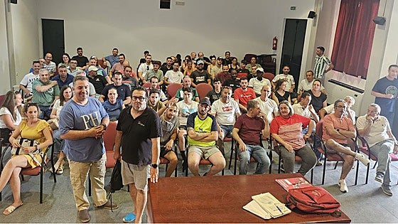 El comité de empresa, CC OO y Pollos Cano explican el ERTE a los trabajadores