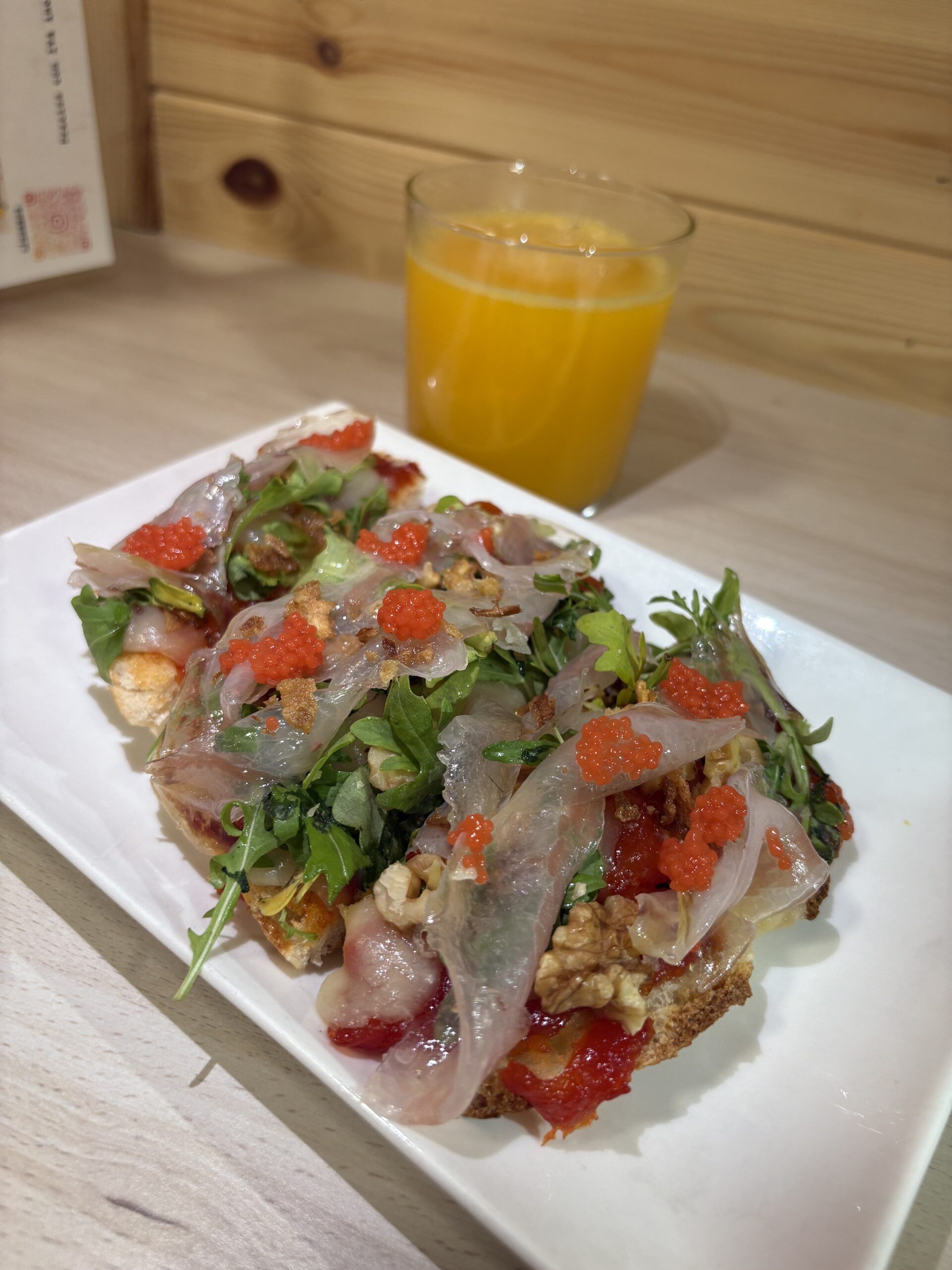 Elaboran un Chutney de pimientos rojos y lo acompañan con unos taquitos de queso portugués gratinados. Añaden una cama de hojas frescas de rúcula, unas nueces, crujiente de cebolla y como colofón un ingrediente muy de la tierra y olvidado El TOCINO DE BETA. Para terminar decoran con caviar rojo.