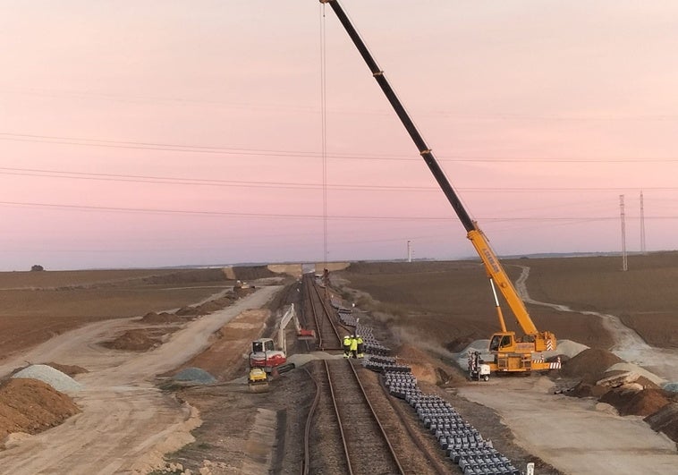 Adif ultima las obras para reabrir la línea de tren Zafra-Huelva tras dos años de cierre