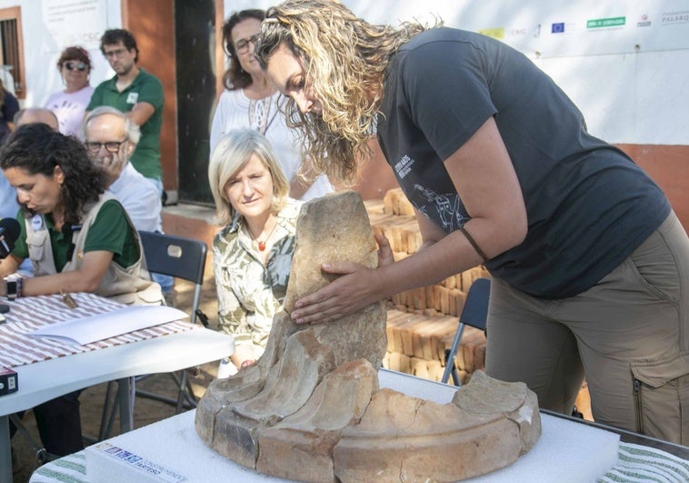 El Turuñuelo descubre el altar de mármol griego más antiguo de la Península