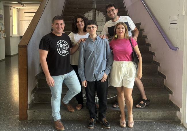 El becado, Raúl Arrabal, junto a su familia y director del centro